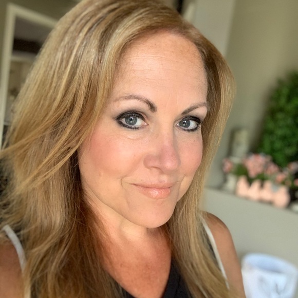 Meet your Posher, Janet - Picture 1 of 1